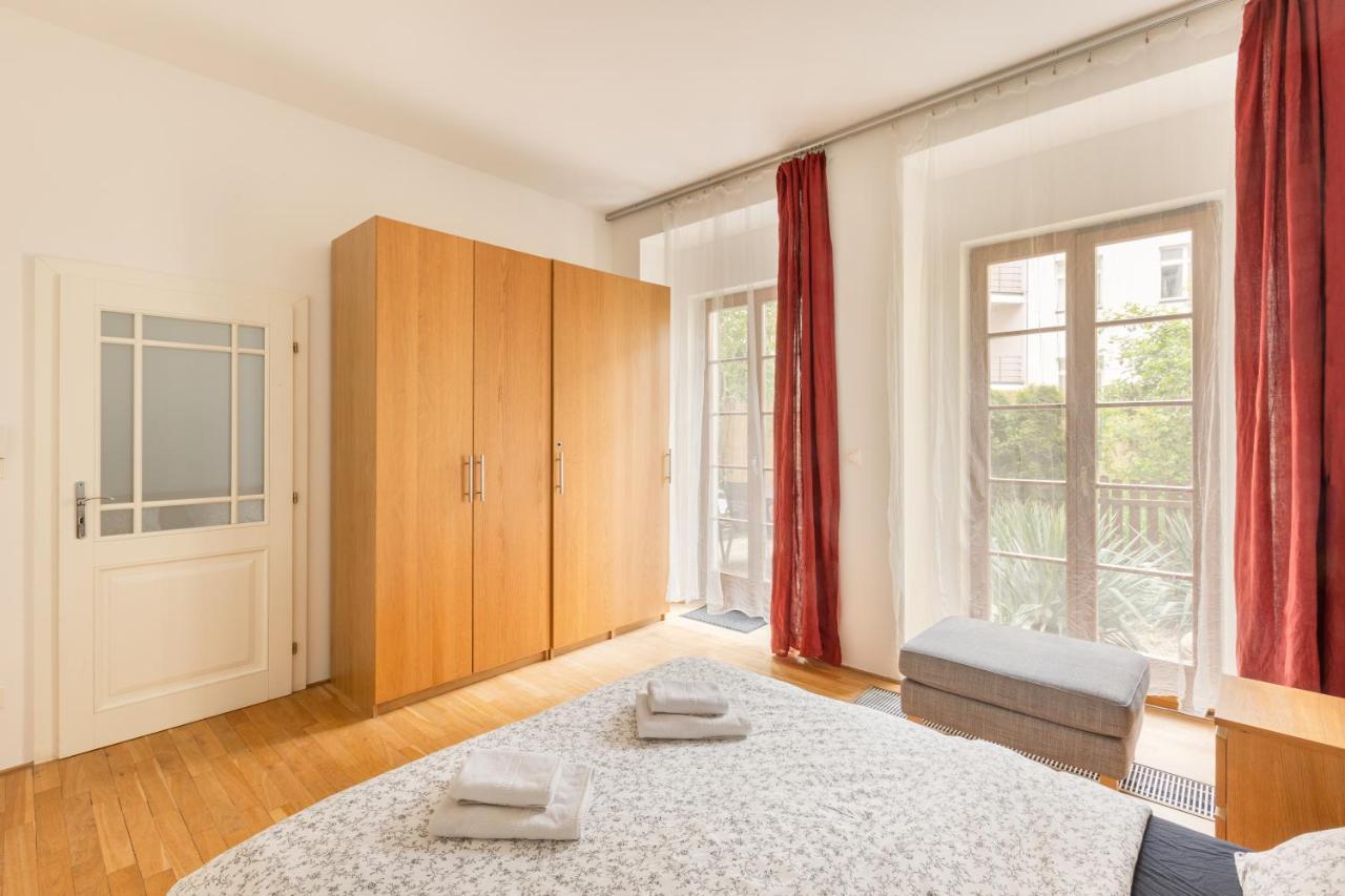 City Centre Garden Apartment With Parking Прага Экстерьер фото